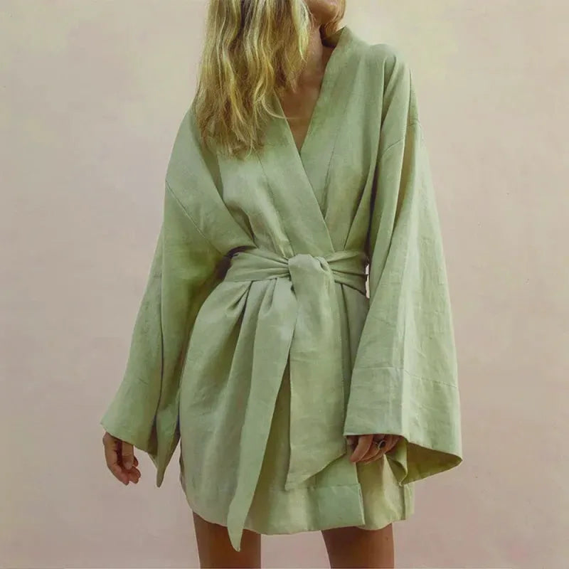 Damska sukienka kimono z lnu w kolorze khaki, z szerokimi rękawami i wiązaniem w talii, ujęcie z przodu.