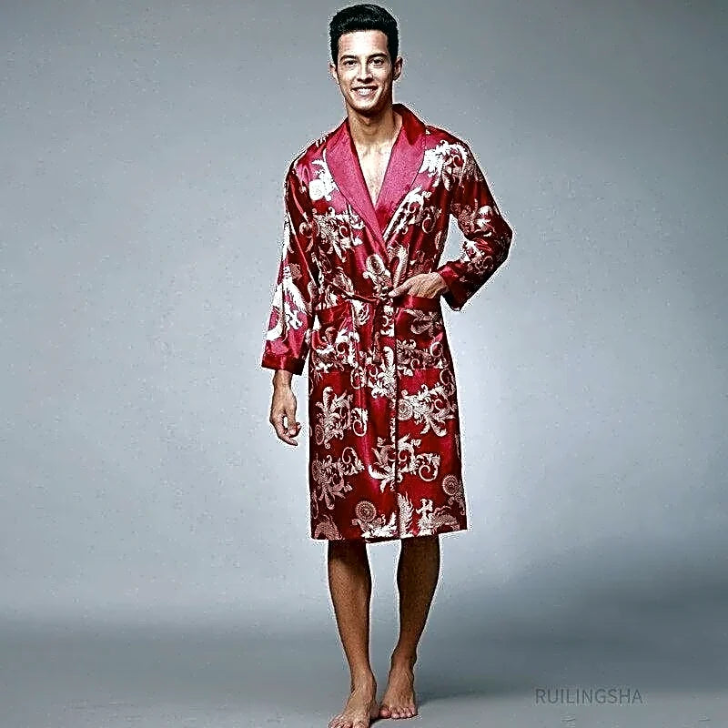 Mężczyzna w czerwonym satynowym szlafroku kimono z japońskim wzorem smoka, prezentujący przód produktu.