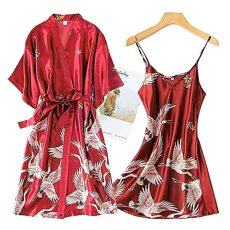 Czerwony satynowy komplet nocny: kimono i halka z motywem japońskich żurawi, widok produktu.