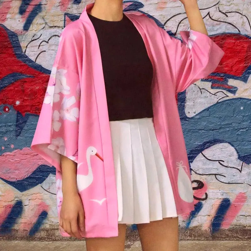 Eleganckie różowe haori damskie, otwarte, z przodu, ozdobione żurawiami i kwiatami wiśni, idealne na lato.