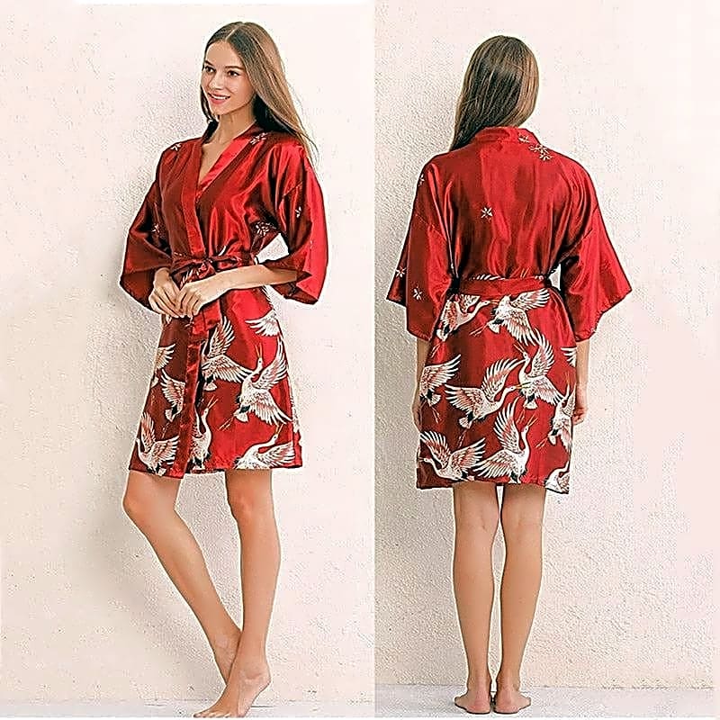 Komplet nocny: czerwone satynowe kimono z żurawiami, widok z przodu i z tyłu na modelce.