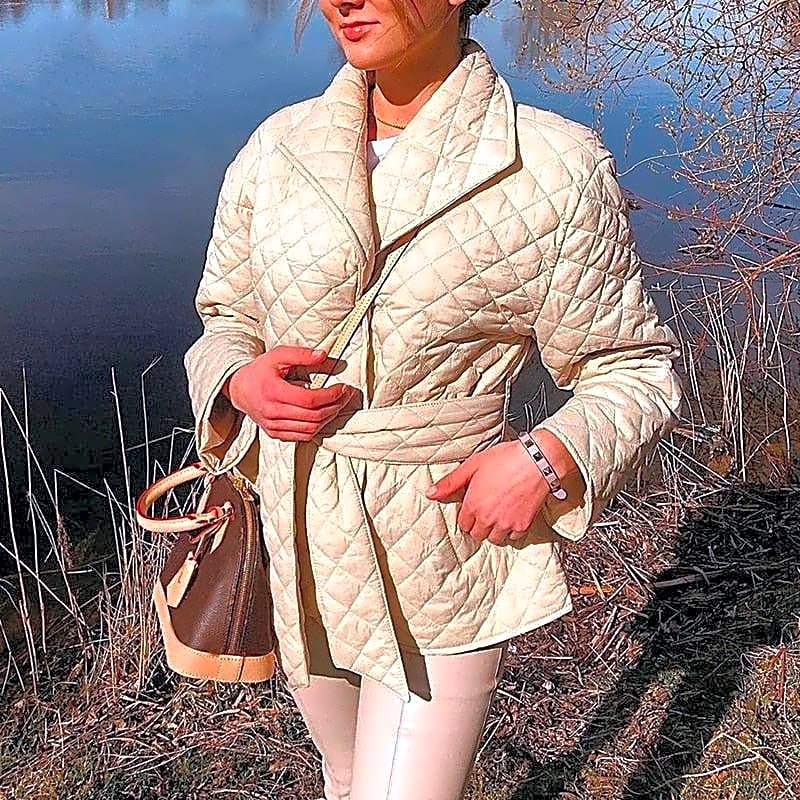 Beżowy pikowany płaszcz damski w stylu kimono z paskiem do wiązania, idealny na wiosnę.