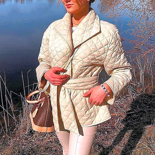 Beżowy pikowany płaszcz damski w stylu kimono z paskiem do wiązania, idealny na wiosnę.