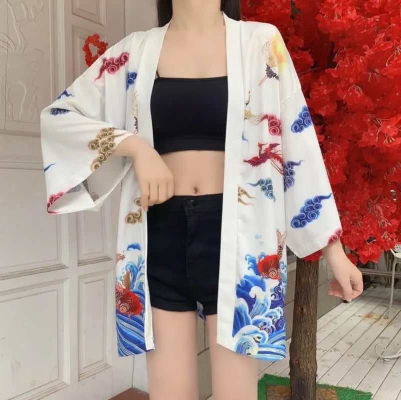 Biała japońska narzutka kimono z feniksem i karpiami koi, noszona rozpięta