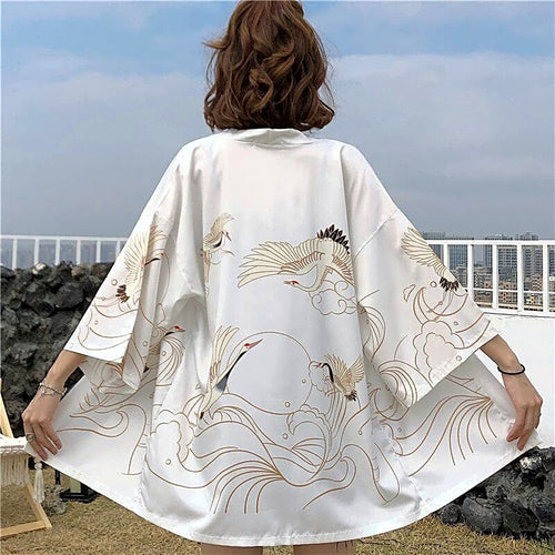 Biała narzutka kimono damska z tyłu, prezentująca japońskie żurawie i faliste wzory na eleganckim haori, idealna na lato.
