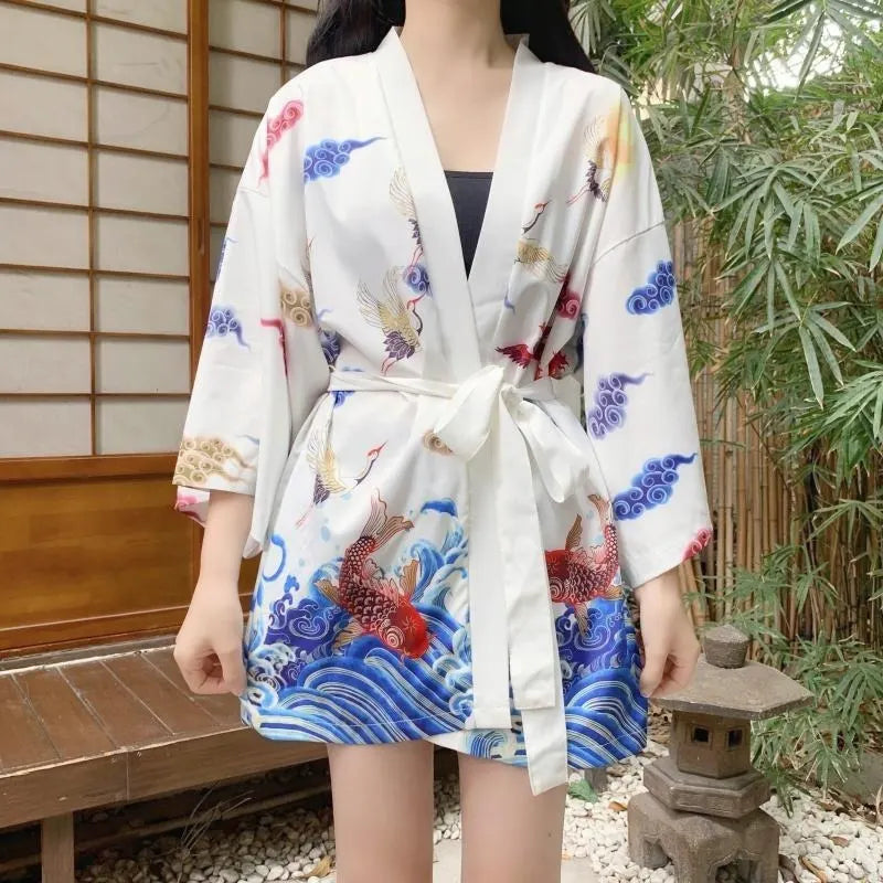 Biała narzutka kimono w stylu vintage z wzorem feniksa i karpi koi, zawiązana z przodu