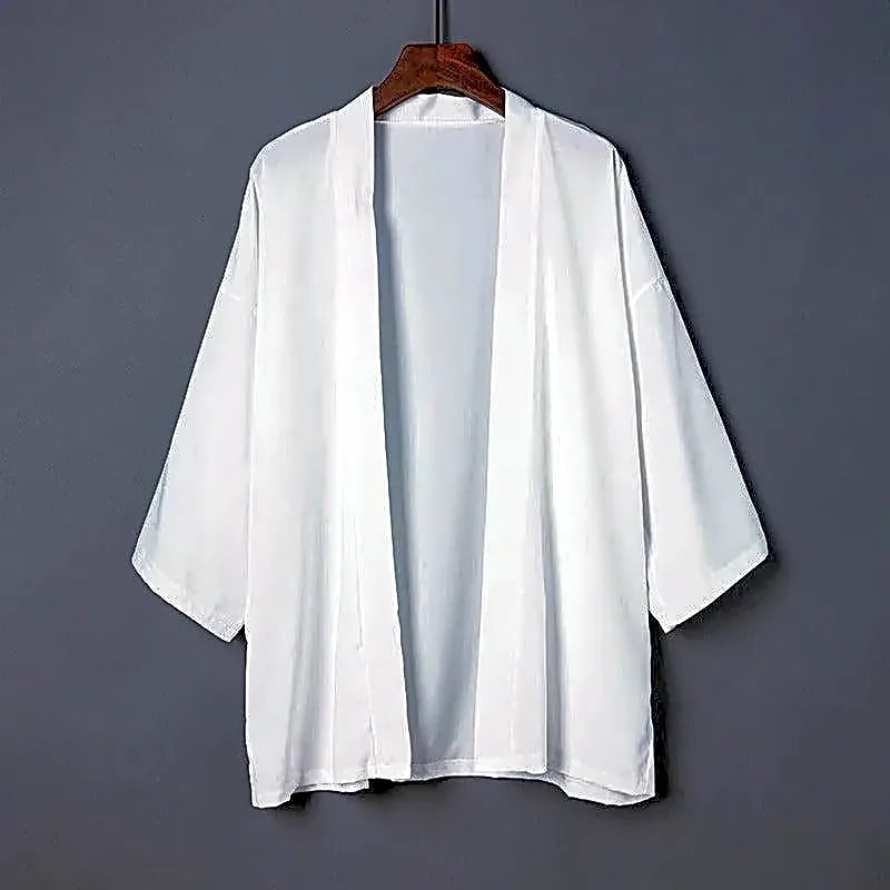 Białe krótkie kimono damskie na wieszaku, widok z przodu, minimalistyczny design.