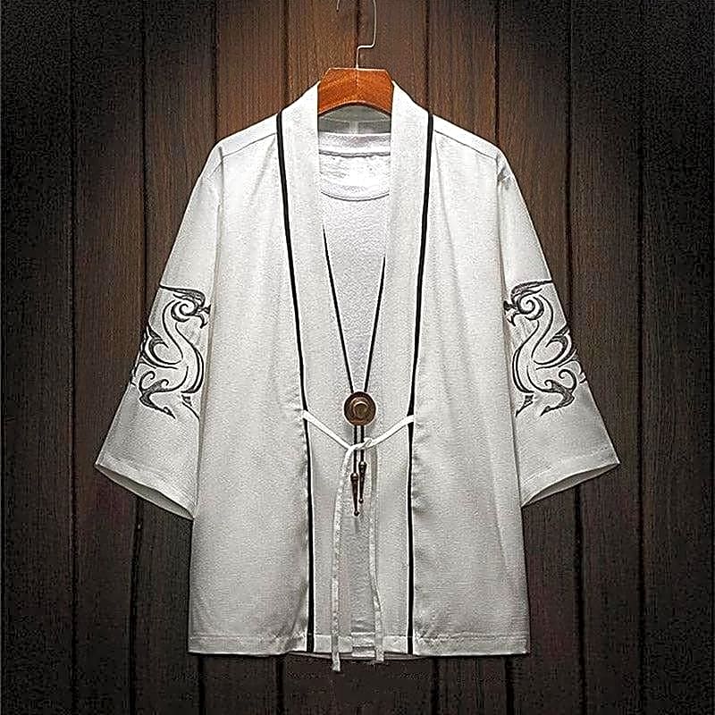 Białe męskie haori w stylu samuraja, widok z przodu, z czarnymi akcentami i ciemnym motywem smoka na rękawach, idealne do stylizacji.