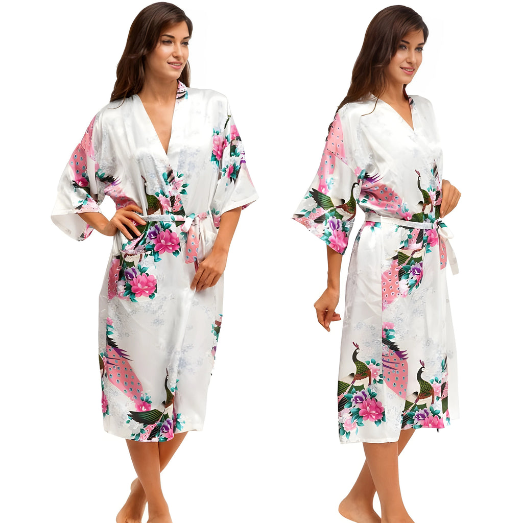 Damski szlafrok kimono z białej satyny w pawie i kwiaty, ukazany z przodu i z boku dla lepszego podglądu.