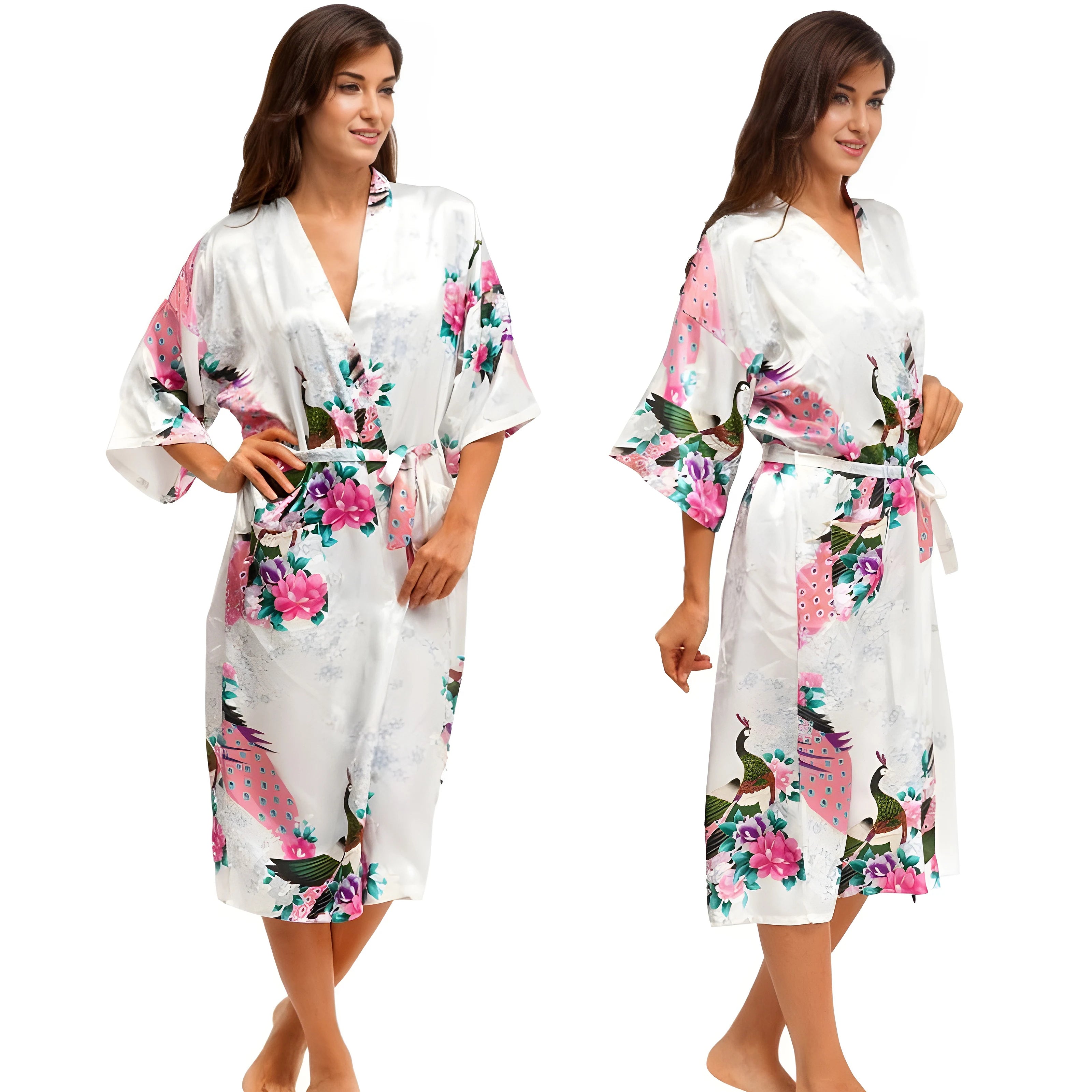 Damski szlafrok kimono z białej satyny w pawie i kwiaty, ukazany z przodu i z boku dla lepszego podglądu.