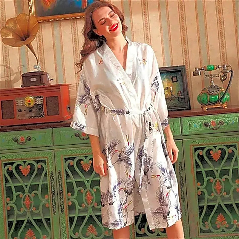 Biały satynowy szlafrok kimono damski midi z japońskimi żurawiami, idealny do relaksu.