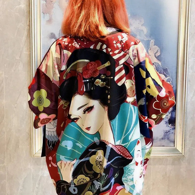Bordowa narzutka kimono damska haori z artystycznym nadrukiem japońskiej gejszy i kolorowych kwiatów na plecach, widok z tyłu