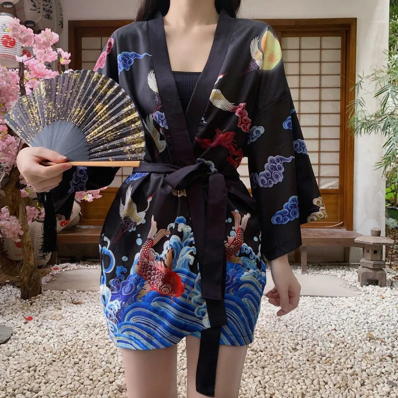 Czarna narzutka kimono w stylu vintage z wzorem feniksa i karpi koi, z wachlarzem