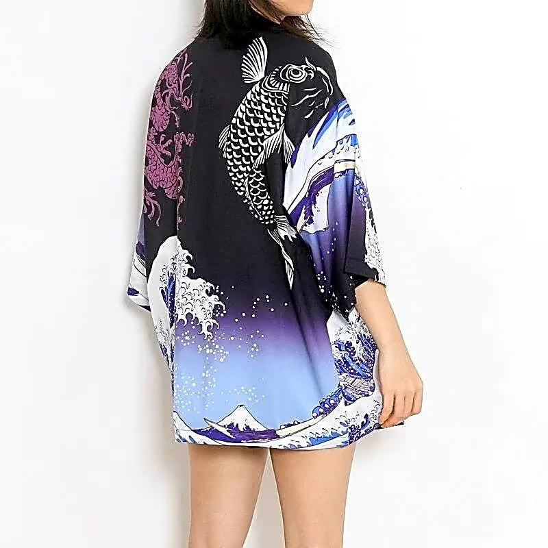 Czarne damskie kimono haori z japońskim wzorem wielkiej fali, karpia koi i smoka, widok z tyłu.