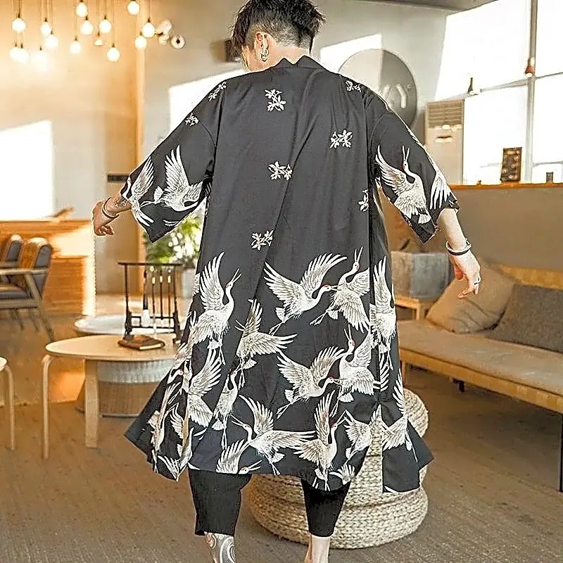 Czarne długie kimono męskie z motywem żurawi, styl japoński, widok z tyłu w pomieszczeniu.