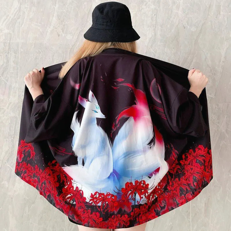 Czarne japońskie haori damskie z nadrukiem białego lisa kitsune i czerwonych kwiatów higanbana, widok z tyłu na modelce.