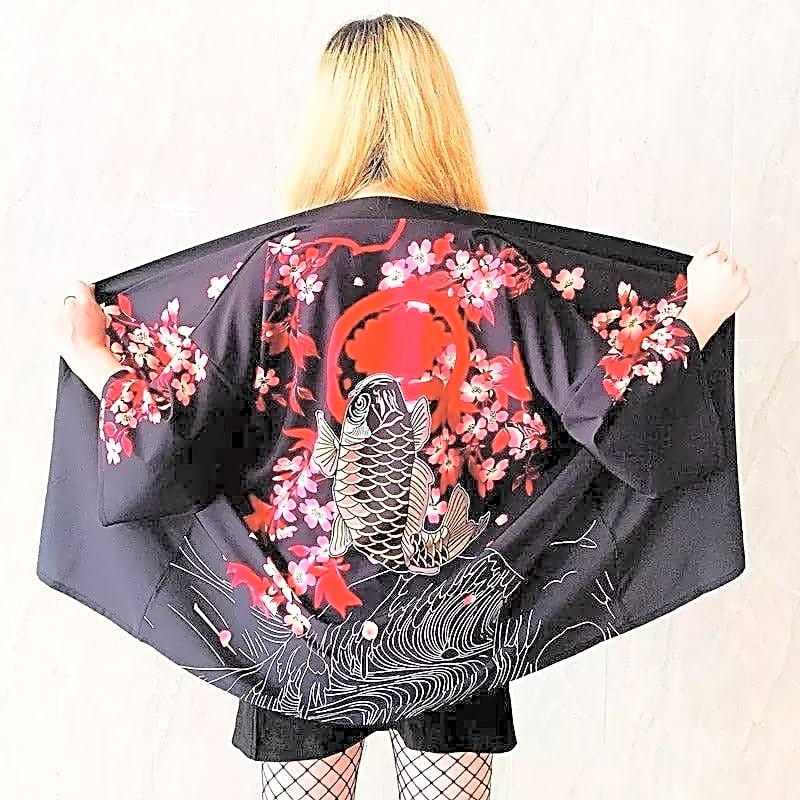 Damskie czarne haori japońskie z wyrazistym motywem karpia koi i różowych kwiatów wiśni sakura na plecach, prezentowane na modelce.