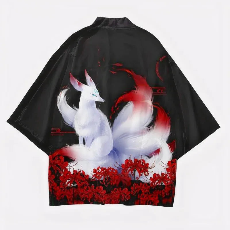 Zblizenie na czarne japonskie haori z duzym nadrukiem lisa kitsune i intensywnie czerwonych kwiatow higanbana, podkreslajace detale wzoru i jaskrawe kolory.