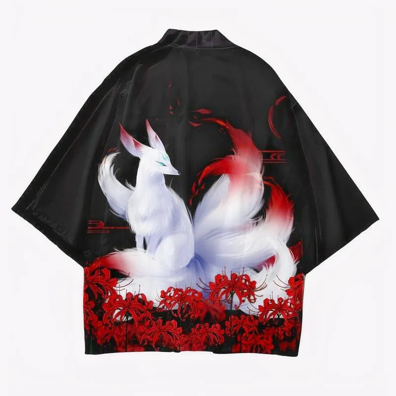 Czarne haori japońskie z detalicznym wzorem białego lisa kitsune i czerwonych kwiatów higanbana, ułożone płasko.