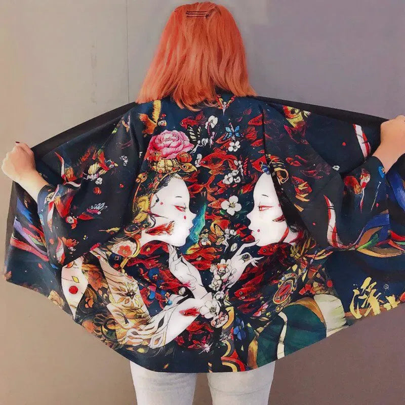 Czarne kimono damskie z artystycznym nadrukiem dwóch gejsz, ryb koi i kwiatów na plecach, widok z tyłu