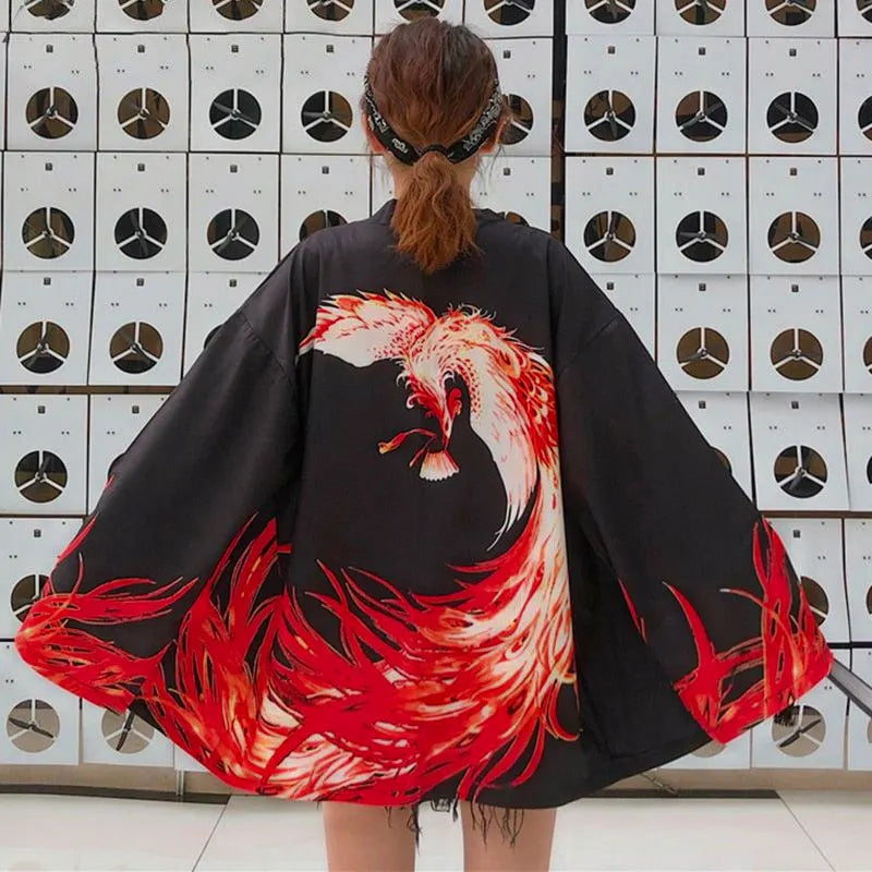 Czarne kimono damskie haori z dużym ognistym feniksem na plecach, widok z tyłu, styl japoński.
