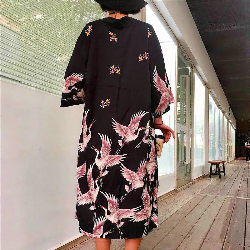 Czarne kimono damskie z japońskim wzorem w różowe żurawie, widok z tyłu
