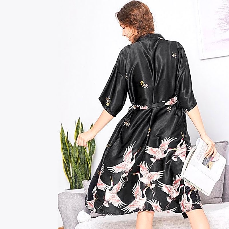 Luksusowe czarne kimono damskie z satyny, widok z tyłu prezentujący wzór w japońskie żurawie.