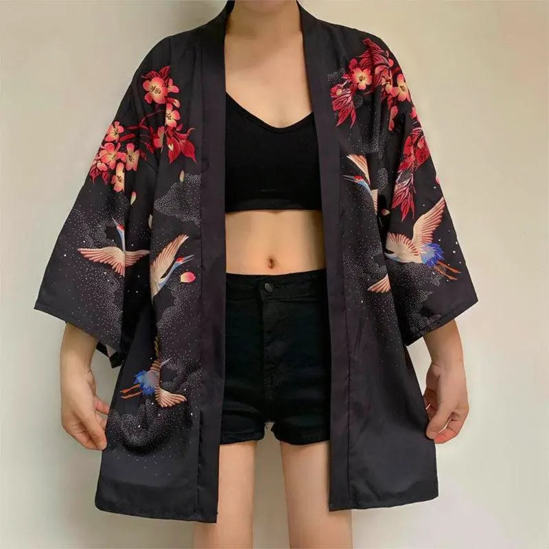 Damskie czarne kimono haori, widok z przodu, otwarte, z motywem lecących żurawi i kwitnących gałęzi wiśni, idealne do stylizacji.