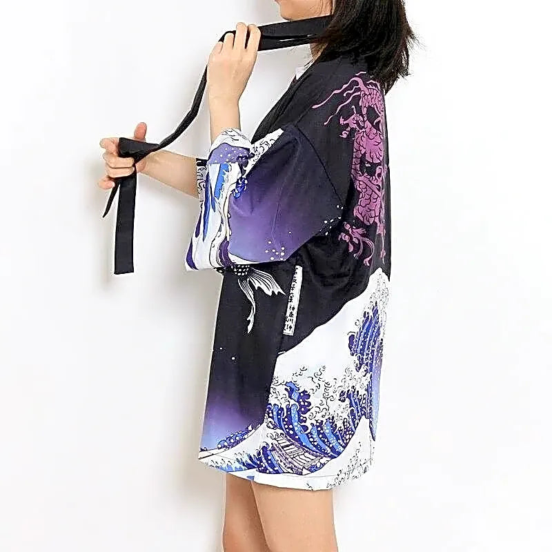 Czarne kimono haori damskie z japońskim wzorem fali, karpia koi i smoka, widok z boku z wiązaniem.