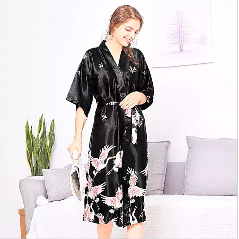 Eleganckie czarne satynowe kimono damskie z wzorem w japońskie żurawie, idealne do domu.