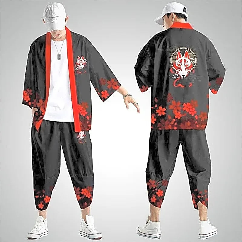 Czarny męski zestaw kimono i spodnie z japońską maską lisa kitsune i czerwonymi kwiatami, prezentowany na modelu z przodu i z tyłu.