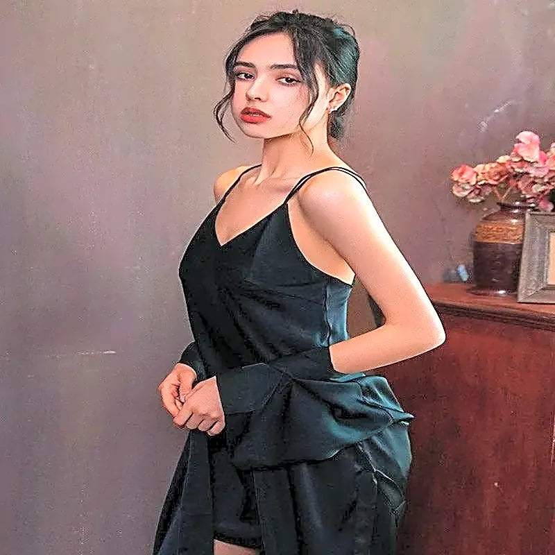 Modelka w czarnym satynowym komplecie nocnym, prezentująca zmysłową koszulkę na ramiączkach i elegancki szlafrok kimono.