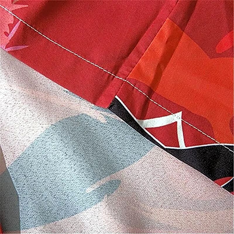 Zbliżenie na tkaninę i szwy czerwonego kimona haori, prezentujące jakość wykonania.