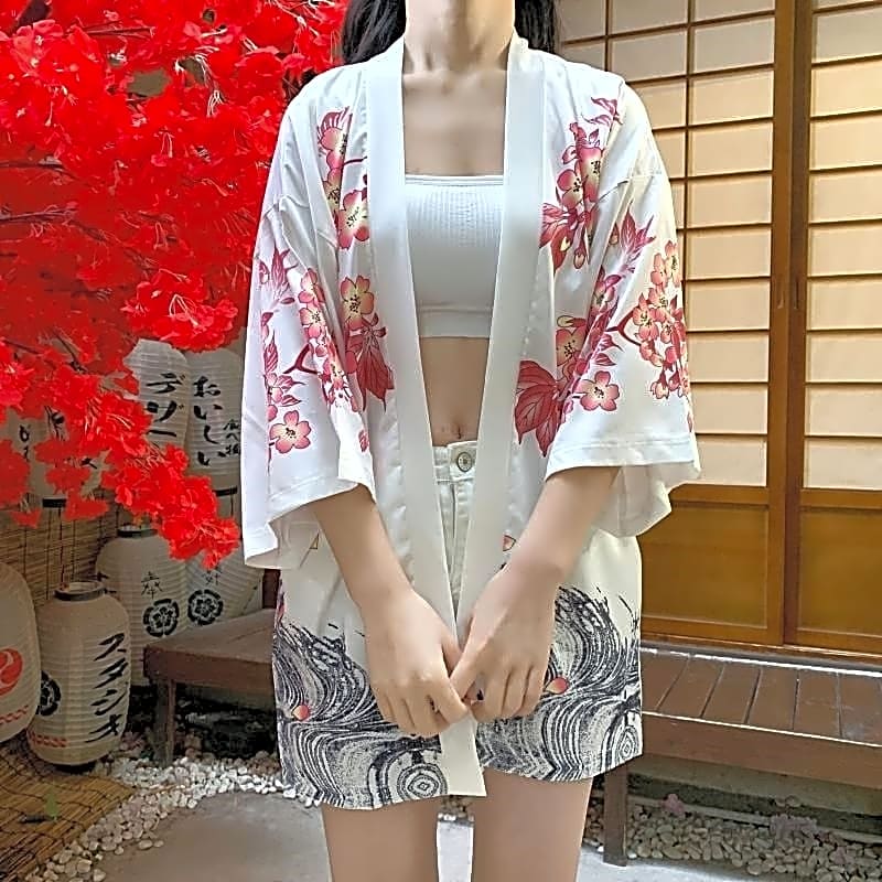 Damska biała kurtka kimono z motywem fal i kwitnącej sakury, widok z przodu
