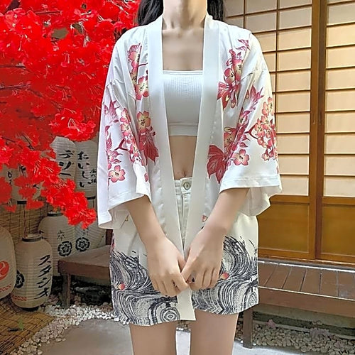 Damska biała kurtka kimono z motywem fal i kwitnącej sakury, widok z przodu