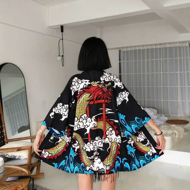 Damska czarna narzutka kimono z czerwonym smokiem i bramą torii, modelka prezentuje fason z tyłu.