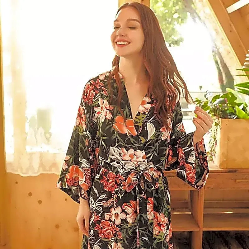 Elegancki damski szlafrok kimono w czarne kwiaty, z miękkiej satynowej tkaniny, idealny do relaksu.