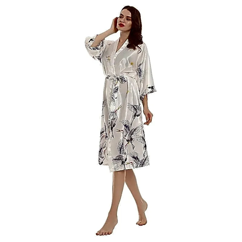Damski szlafrok kimono midi z białej satyny, zdobiony japońskimi żurawiami, prezentacja kroju.