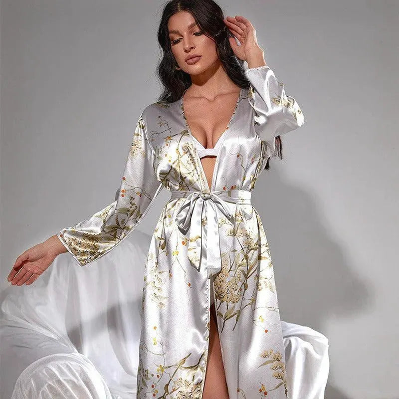 Damski szlafrok kimono satynowy w srebrzystym kolorze z żółtymi kwiatami, komfortowy i stylowy.