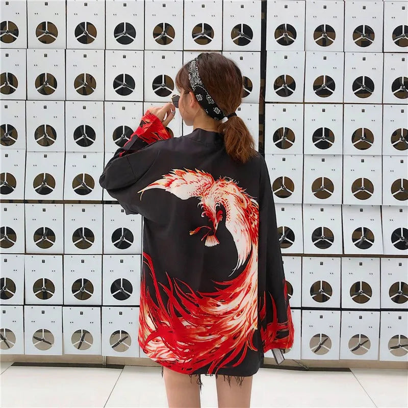 Damskie kimono haori w kolorze czarnym z wyrazistym wzorem feniksa na plecach, prezentacja z tyłu.