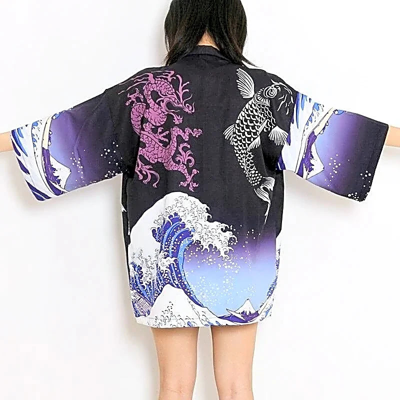 Damskie kimono haori w czarnym kolorze z motywem japońskiej fali, smoka i karpia koi, prezentacja wzoru na plecach.