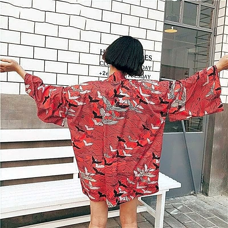 Damskie kimono w japońskie żurawie, czerwone, widok z tyłu prezentujący pełny wzór i szerokie rękawy.