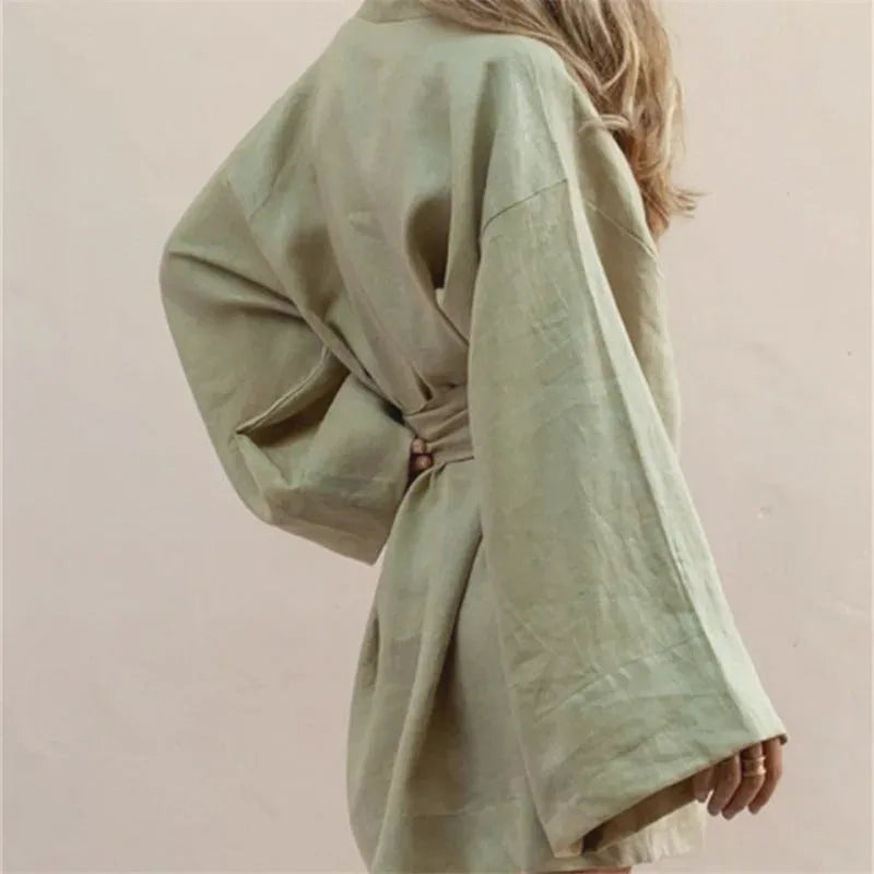 Damskie kimono lniane khaki, widok z tyłu, ukazujący luźny krój i szerokie rękawy w stylu boho.