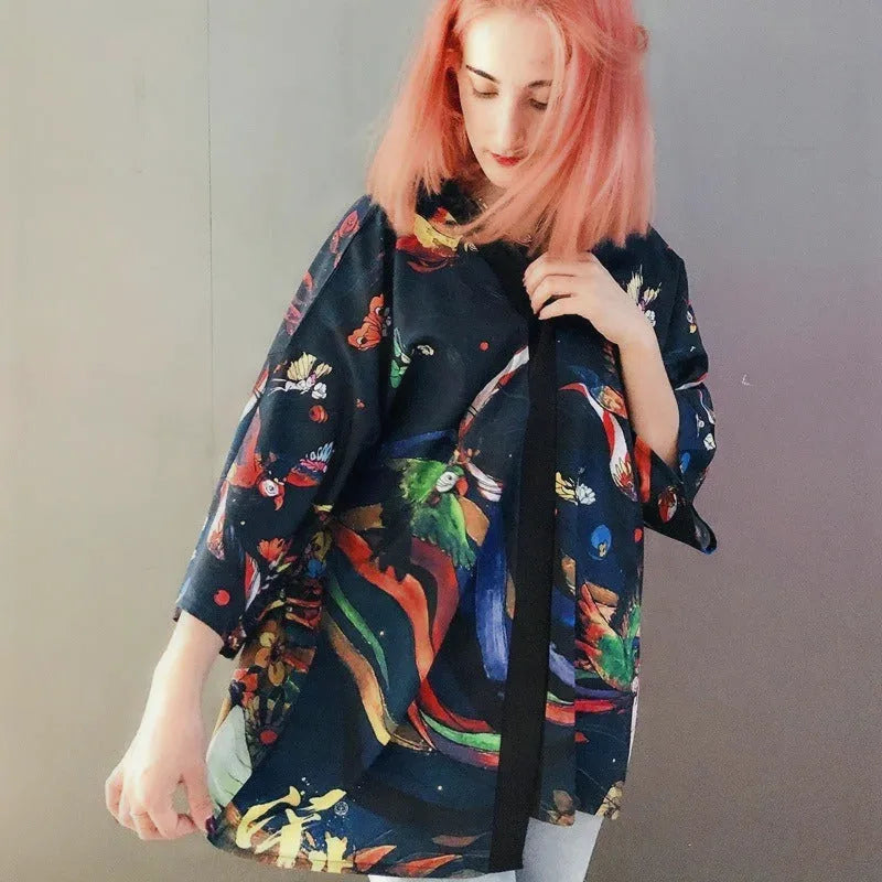 Damskie kimono z orientalnym wzorem, luźny krój, widok z przodu i boku, idealne na lato