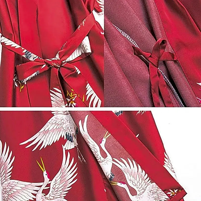 Detale czerwonego satynowego szlafroka kimono: wiązanie, wewnętrzny pasek i zbliżenie na wzór japońskich żurawi.