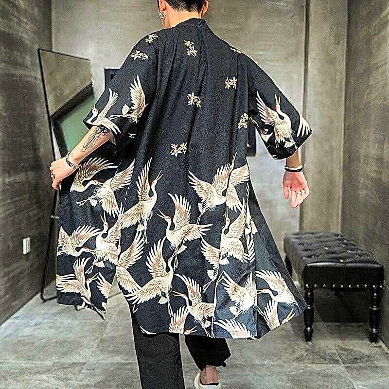 Długie czarne kimono męskie z japońskim motywem lecących żurawi, widok z tyłu na modela.