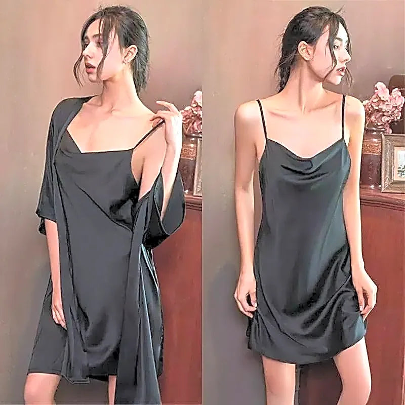 Dwa ujęcia czarnego satynowego kompletu nocnego: modelka w szlafroku kimono i koszulce oraz sama koszulka na ramiączkach.