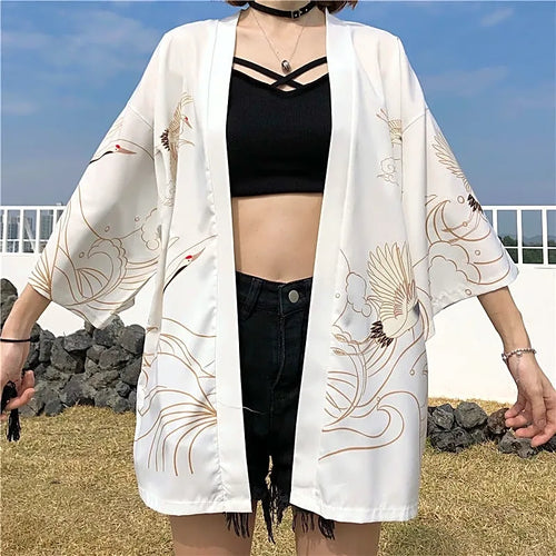 Elegancka biała narzutka haori kimono damska, otwarta z przodu, z widocznym wzorem japońskich żurawi, lekka i przewiewna na lato.