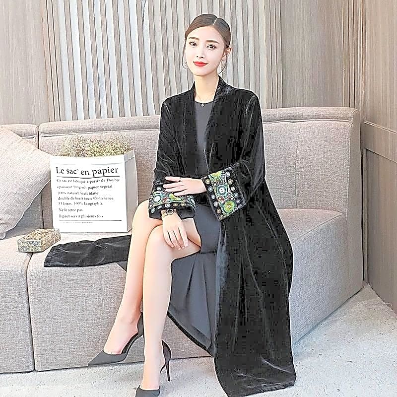 Elegancki czarny aksamitny płaszcz kimono z bogato haftowanymi mankietami, idealny na wieczorne wyjścia.