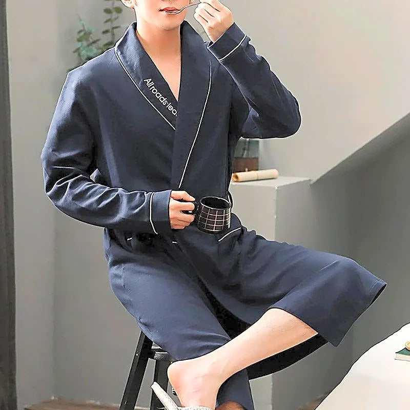 Elegancki granatowy szlafrok męski bawełniany typu kimono z haftem i białą lamówką, idealny na poranek.